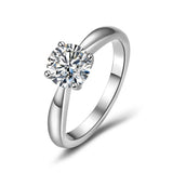 Anillo solitario clásico de plata de ley con moissanita talla redonda de FANCIME
