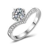 Anillo de plata de ley con moissanita Royal Sparkle de FANCIME