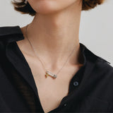 Collar de plata con perla y alfiler de rosa