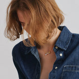 Collar de plata con perla y alfiler de rosa