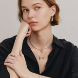 Collar de plata con perla y alfiler de rosa