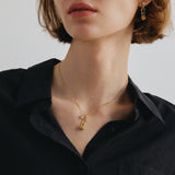 Collar con colgante de plata y alfiler de rosa