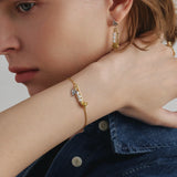 Pulsera de plata con perla y alfiler de rosa
