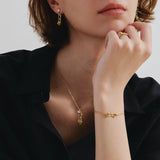 Collar con colgante de plata y alfiler de rosa