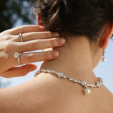 Collar de promesa de plata suave con gota de flor de glicinia
