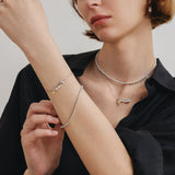Pulsera de plata con perla y alfiler de rosa