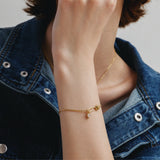 Pulsera de plata con alfiler de rosa y piedra CZ en forma de corazón