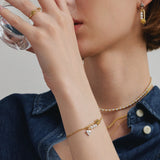 Pulsera de plata con perla y alfiler de rosa