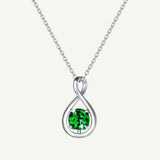 "Abrazo Infinito" Collar con colgante de símbolo de infinito en plata de ley con esmeralda, piedra de nacimiento de mayo - Plata