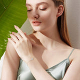 "Abrazo Infinito" Pulsera de plata de ley con símbolo de infinito y piedra de circonia cúbica, piedra de nacimiento de abril