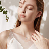 "Abrazo Infinito" Collar con colgante de símbolo de infinito en plata de ley con circonita cúbica, piedra de nacimiento de abril - Plata