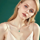 "Abrazo Infinito" Collar con colgante de símbolo de infinito en plata de ley con esmeralda, piedra de nacimiento de mayo - Plata