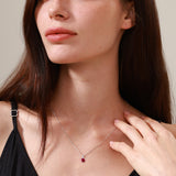 Collar con colgante de piedra de nacimiento rubí en oro blanco macizo de 14K y cadena de plata de ley FANCIME "Flor Eterna"