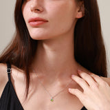 Collar con colgante de piedra de nacimiento peridoto en oro blanco macizo de 14K y cadena de plata de ley FANCIME "Flor Eterna"