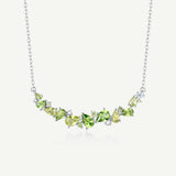 Collar de Plata con Barra de Flor “Susurro de Glicina” con Peridoto