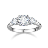 Anillo de plata de ley con moissanita talla redonda y tres piedras de FANCIME