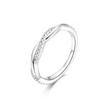 Anillo eternity torcido con moissanita en plata de ley de FANCIME