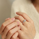 Anillo de plata de ley con moissanita talla redonda y tres piedras de FANCIME