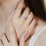 Anillo solitario clásico de plata de ley con moissanita talla radiante de FANCIME