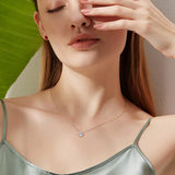 Collar solitario con moissanita de un quilate engastada en bisel en oro blanco de 14K, 16+2 pulgadas