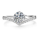 Anillo de plata de ley con moissanita Royal Sparkle de FANCIME