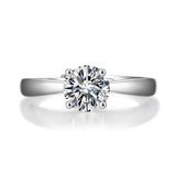 Anillo solitario clásico de plata de ley con moissanita talla redonda de FANCIME