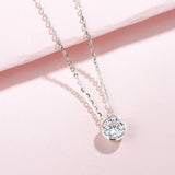Collar solitario con moissanita de un quilate engastada en bisel en oro blanco de 14K, 16+2 pulgadas