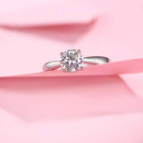 Anillo solitario clásico de plata de ley con moissanita talla redonda de FANCIME