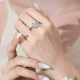 Anillo de plata de ley con moissanita talla esmeralda y tres piedras de FANCIME