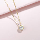 Collar solitario con moissanita engastada en bisel de oro amarillo 14K de FANCIME