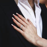 Anillo de plata de ley con moissanita talla redonda y tres piedras de FANCIME