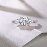 Anillo de plata de ley con moissanita talla redonda y tres piedras de FANCIME