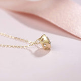 Collar solitario con moissanita engastada en bisel de oro amarillo 14K de FANCIME