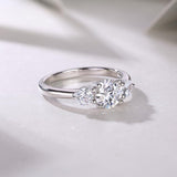 Anillo de plata de ley con moissanita talla redonda y tres piedras de FANCIME