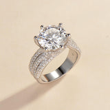 Anillo de plata de ley con moissanita talla redonda y piedras laterales de FANCIME