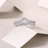 Anillo de plata de ley con moissanita Crown Radiance de FANCIME
