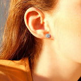Pendientes de botón solitario delicado FANCIME moissanita 2 cttw en oro blanco de 14K