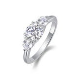 Anillo de plata de ley con moissanita talla redonda y tres piedras de FANCIME