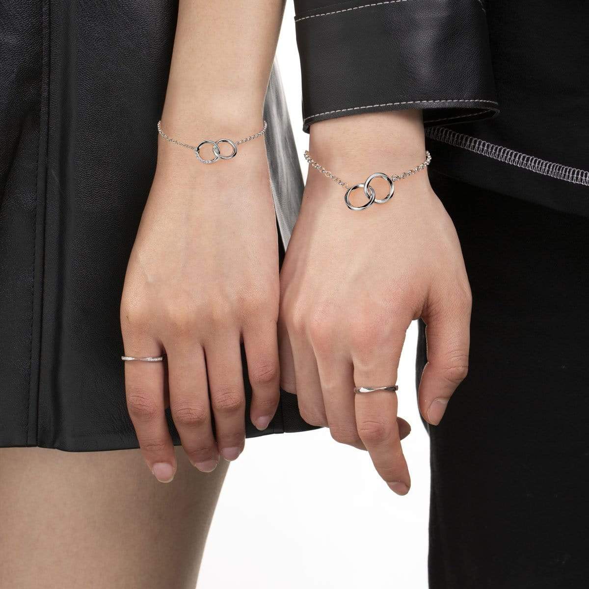 FANCIME "Connected "Mobius Circle Sterling Silver Bracelet Model